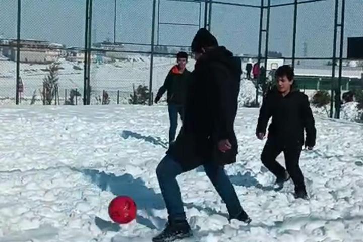 Futbol sevgisine kar da engel olamadı Eksi 6 derecede halı saha maçı