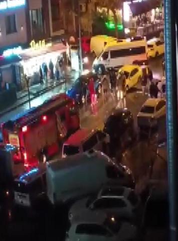İstanbulu sağanak vurdu: Yol çöktü, ağaçlar devrildi 1 kişi yaralandı