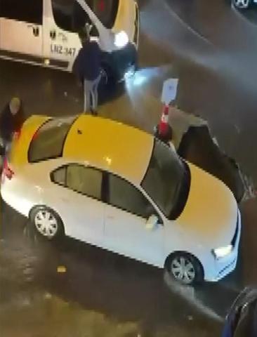İstanbulu sağanak vurdu: Yol çöktü, ağaçlar devrildi 1 kişi yaralandı
