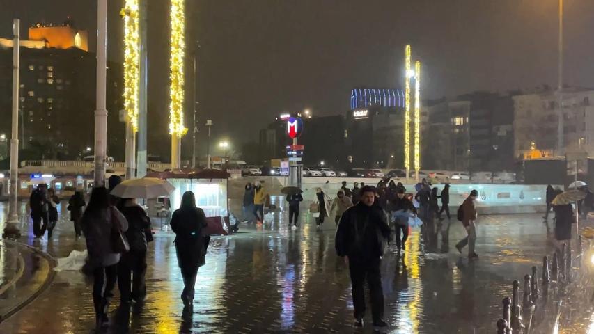 İstanbulu sağanak vurdu: Yol çöktü, ağaçlar devrildi 1 kişi yaralandı