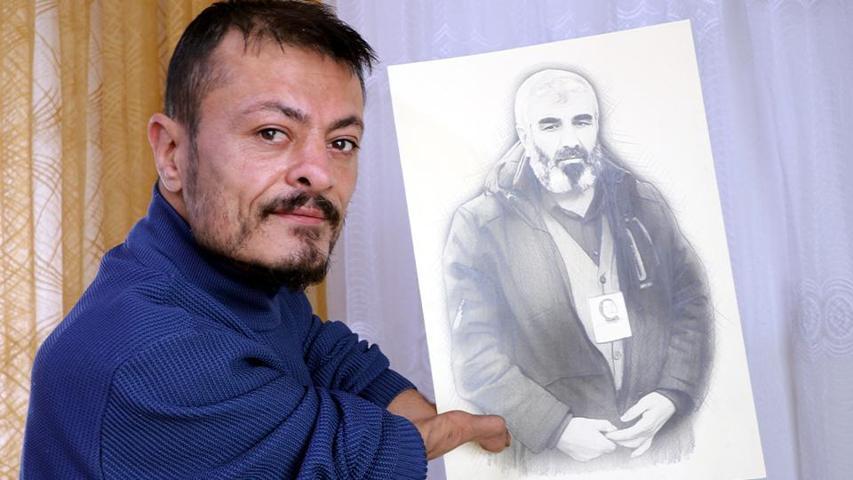 Engel tanımayan sanat: Vedat Kiyat dirsekleriyle hayata resim çiziyor