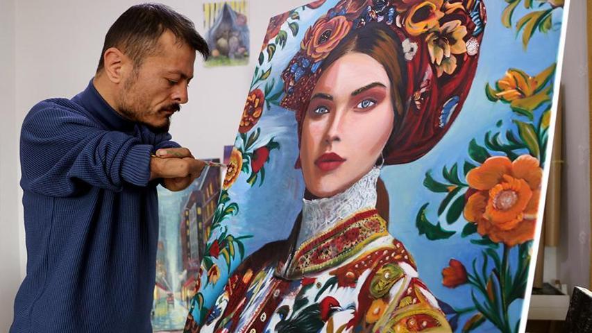 Engel tanımayan sanat: Vedat Kiyat dirsekleriyle hayata resim çiziyor