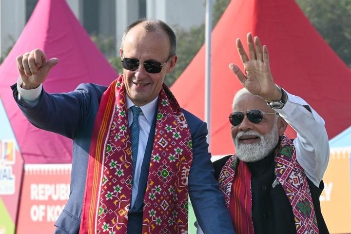 İlk resmi ziyarette uçurtma uçurdular: Merz-Modi görüşmesinden dikkat çeken kareler