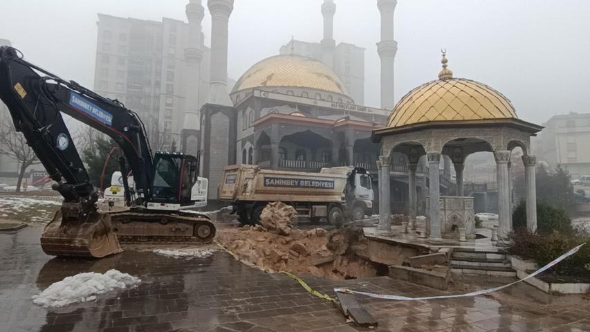 Korku dolu anlar: Gaziantepte sağanak cami avlusunu çökertti