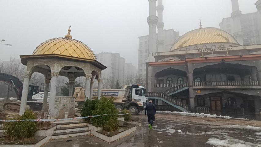 Korku dolu anlar: Gaziantepte sağanak cami avlusunu çökertti