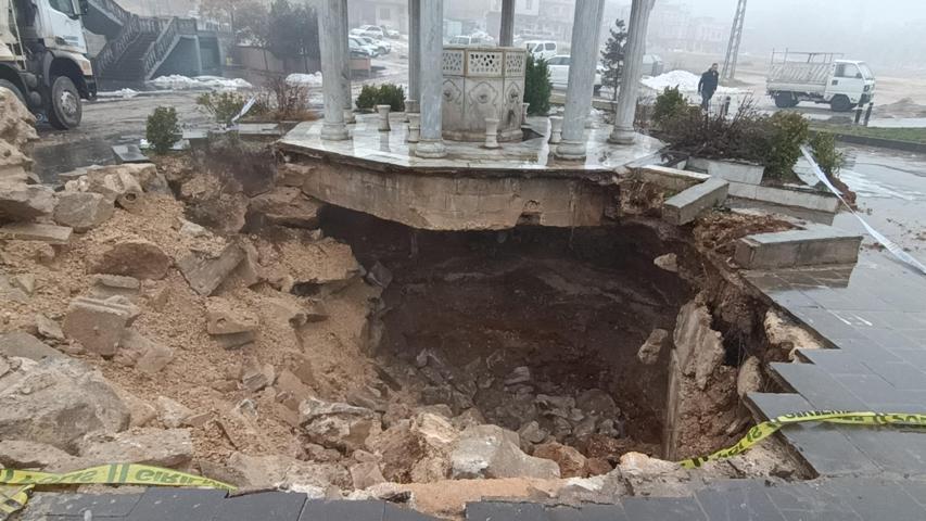 Korku dolu anlar: Gaziantepte sağanak cami avlusunu çökertti