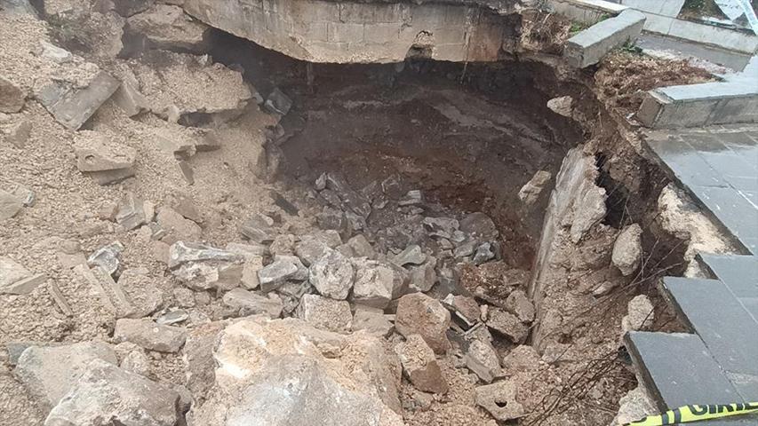 Korku dolu anlar: Gaziantepte sağanak cami avlusunu çökertti