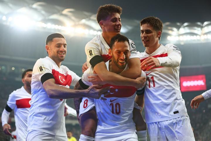 Milli yıldız Hakan Çalhanoğlu transfer cevabını verdi Galatasaraya ne dedi