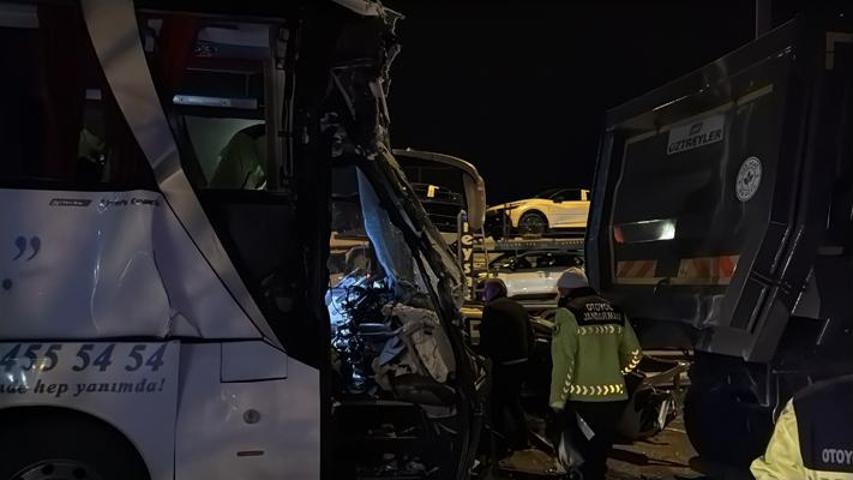 Sakarya TEM Otoyolunda feci kaza: 1 ölü, 19 yaralı