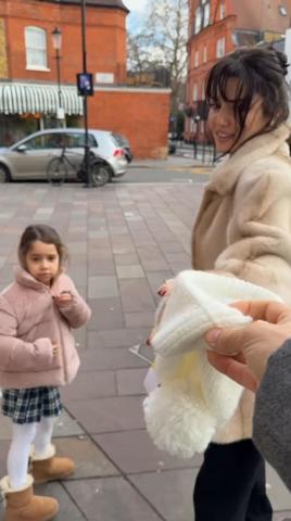 Hakan Sabancı ile ayrılmıştı Gönlünü Onur Güvenatama kaptıran Hande Erçel o paylaşıma kayıtsız kalamadı Yeğenine bakıcılık yaptı