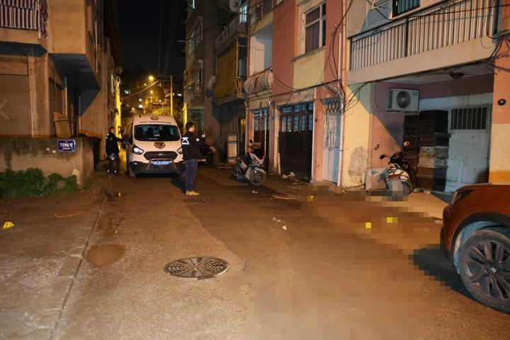 İzmirde yol verme kavgası: 1i ağır 7 yaralı