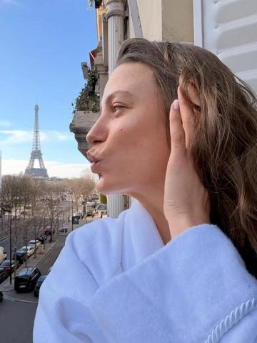 Mert Demirin güzeller güzeli sevgilisi Serenay Sarıkaya ortalığı kasıp kavurdu AURANIN KİTABINI YAZAN KADIN