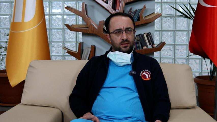 Beyaz önlüklü kahramanlar Asrın felaketine hastanede yakalanan doktorlar sedyedeki hastayı bırakmadı
