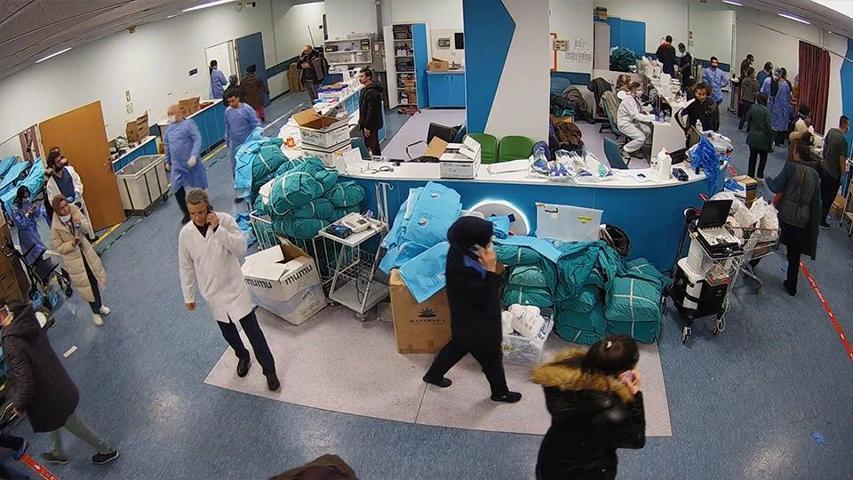 Beyaz önlüklü kahramanlar Asrın felaketine hastanede yakalanan doktorlar sedyedeki hastayı bırakmadı