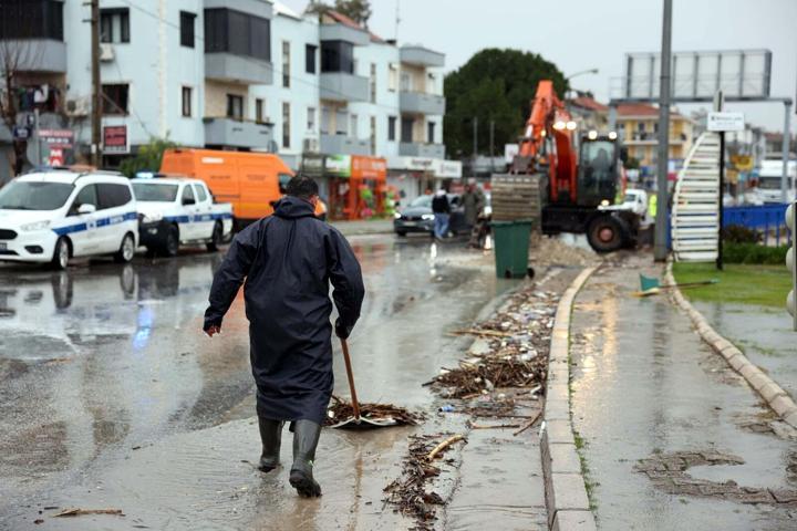 Sarı kodlu uyarı yapılmıştı İzmir yine sele teslim oldu