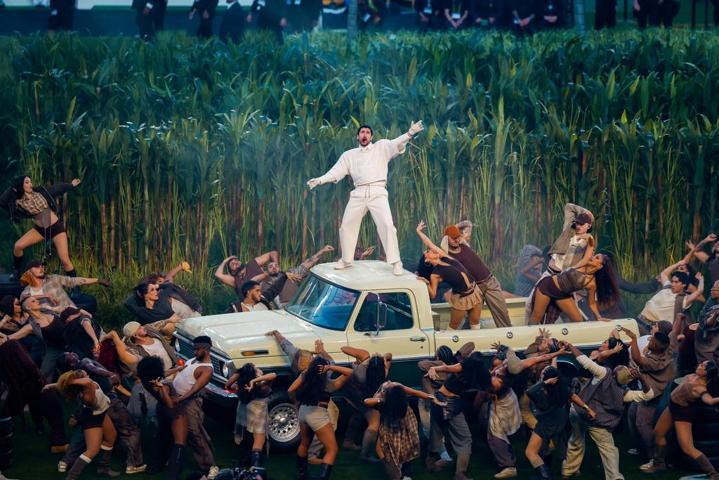 Bad Bunnynin Super Bowl şovu çok konuşuldu Trumptan tepki gecikmedi.... Gizemli rakamın anlamı ne