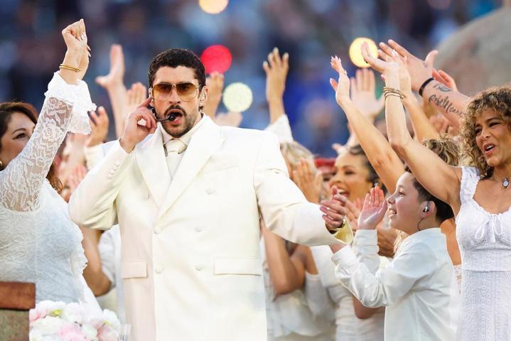Bad Bunnynin Super Bowl şovu çok konuşuldu Trumptan tepki gecikmedi.... Gizemli rakamın anlamı ne