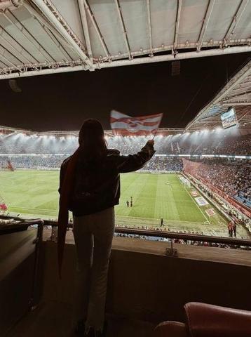 Kızılcık Şerbetinin Başakı Seray Kaya, Trabzonspor – Fenerbahçe derbisini izledi Sevgililer Günün kutlu olsun sevdam