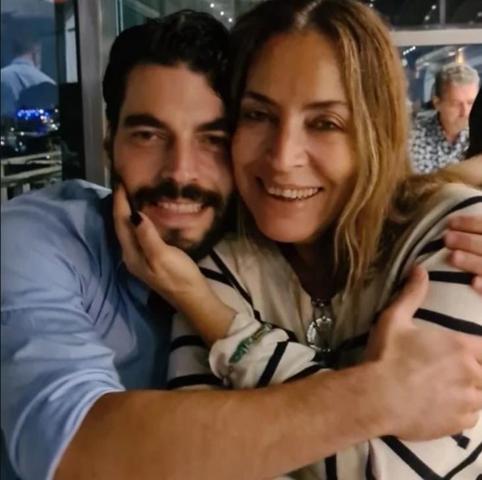 Akın Akınözünden Duygusal Sevgililer Günü Paylaşımı: İlk Sevgilim, Sonsuz Sevgilim