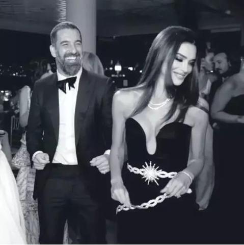 Arda Turan’dan Aslıhan Doğan’a romantik sözler: “İyi ki evlatlarımın annesisin”