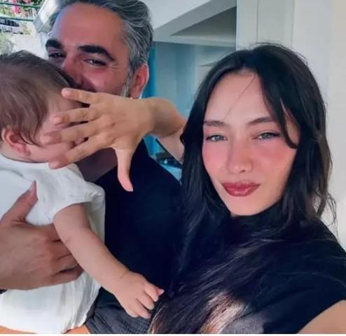 Neslihan Atagül’ün Ayna Pozuna Sanal Medyadan Beğeni Yağdı