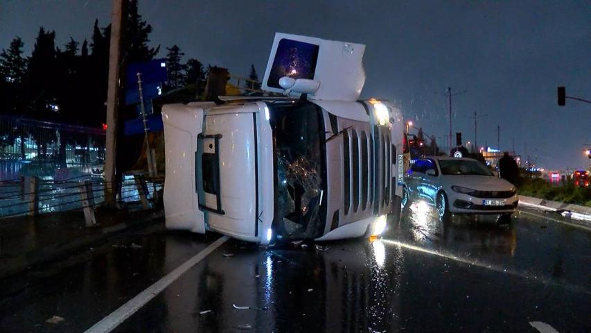 Bakırköyde korkunç kaza Yardım etmek isterken otomobil çarptı