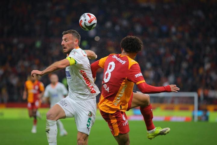 Nihat Kahveci, Galatasaraylı Singonun pozisyonunu yorumladı: Net kırmızı kart