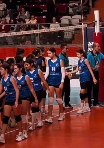 İbrahim Tatlıses’in kızı Elif Ada annesini geride bıraktı 12 yaşında 1.80 boyunda