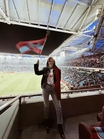 Kızılcık Şerbetinin yıldızı Seray Kayadan Trabzonspor paylaşımı Takımına böyle destek verdi