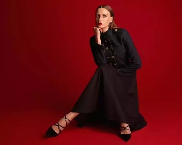 Paris Moda Haftası’nda Serenay Sarıkaya rüzgârı Kırmızı halıda göz kamaştırdı