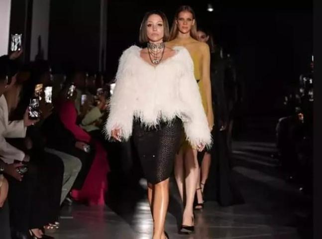 Sahne Değil Podyum Zeynep Bastık Paris Moda Haftası’nda Yürüdü