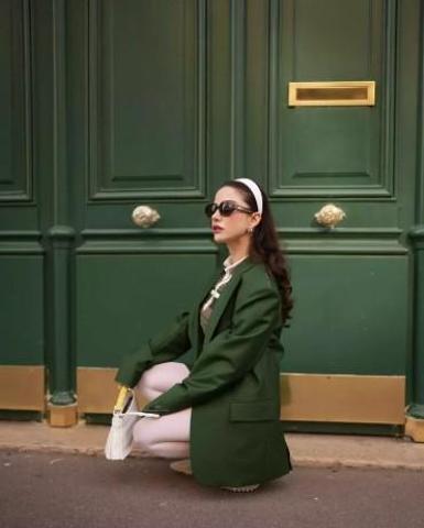 Paris’te Türk yıldızlar geçidi: Özge Gürel şıklığıyla büyüledi