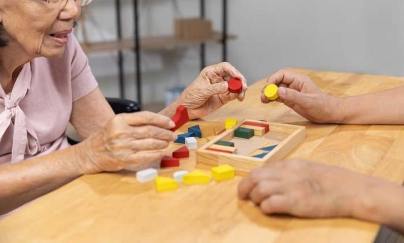 Her 3,2 Saniyede Yeni Bir Demans Vakası… Yeni Araştırma: Orta Yaşta Öğrenmeye Devam Edenler Alzheimer’ı Ortalama 5 Yıl Daha Geç Yaşıyor Peki Siz Beyninizi Nasıl Koruyabilirsiniz