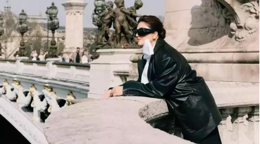 Sibel Can’ın Paris pozlarında dikkat çeken detay: Ayakkabıları olay oldu
