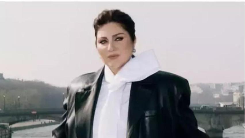 Sibel Can’ın Paris pozlarında dikkat çeken detay: Ayakkabıları olay oldu