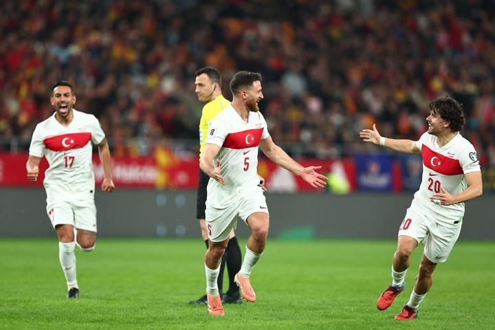 Milli futbolcu Beşiktaş yolunda Ayrılık açıklandı...