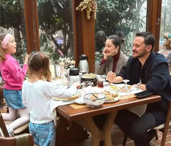 Boşanmanın Ardından İlk Kare: Eski Eşler Bayramda Bir Arada Pelin Akil ve Anıl Altan İkizleri İçin Bir Araya Geldiler