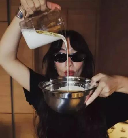 Mutfakta Şov Yaptı Neslihan Atagül’den Bayram Pastası Ünlü Oyuncu İlk Kez Pasta Yaptı, Sanal Medya Yıkıldı