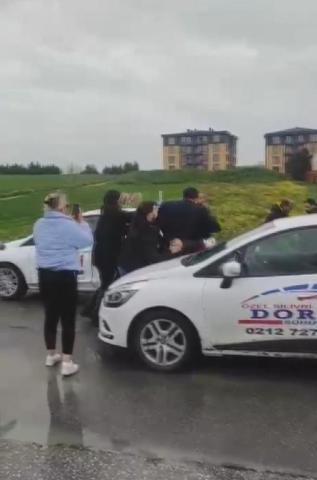 Ehliyet sınavında görülmemiş olay Sizin Allahınız yok mu diyerek komisyon üyesine saldırdı