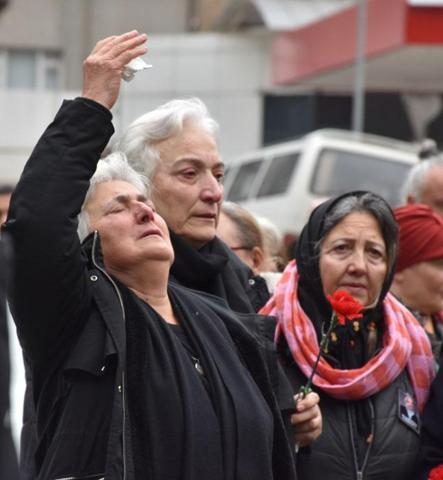 Kuzeyin Oğlunun vefatının 1. yılında mezarı başında anıldı Volkan Konakın ablası: Dünyanın bütün renkleri soldu