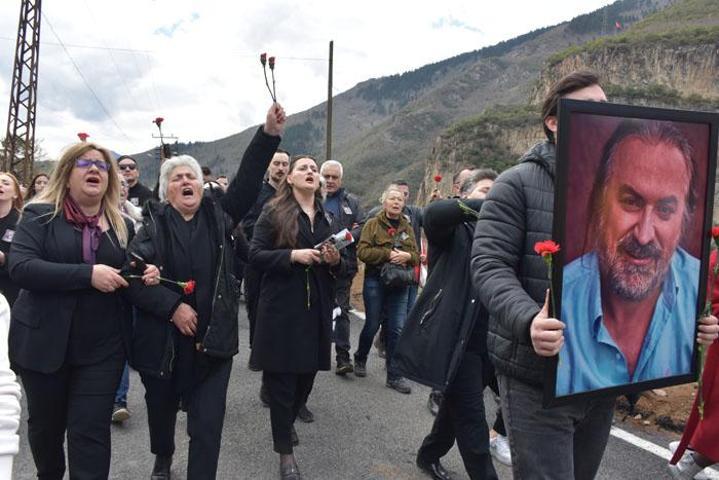 Kuzeyin Oğlunun vefatının 1. yılında mezarı başında anıldı Volkan Konakın ablası: Dünyanın bütün renkleri soldu