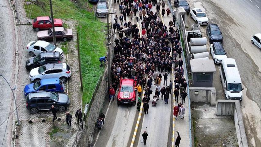 Kuzeyin Oğlunun vefatının 1. yılında mezarı başında anıldı Volkan Konakın ablası: Dünyanın bütün renkleri soldu
