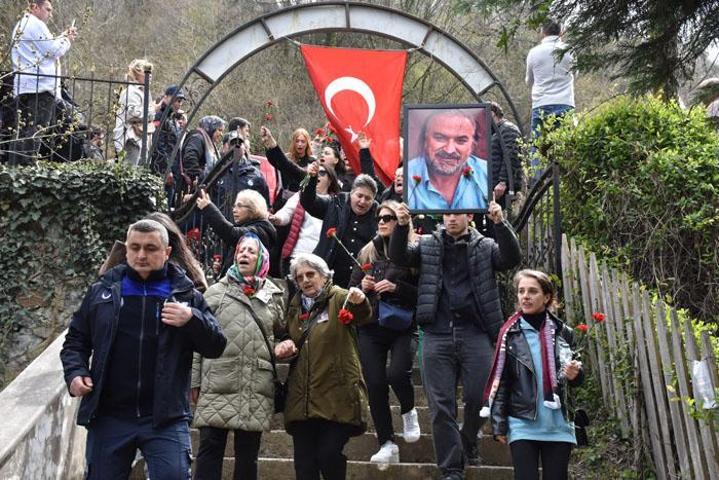 Kuzeyin Oğlunun vefatının 1. yılında mezarı başında anıldı Volkan Konakın ablası: Dünyanın bütün renkleri soldu