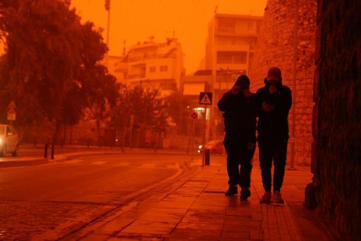 Yunanistan’da film sahnelerini aratmayan görüntü Gökyüzü kırmızıya büründü