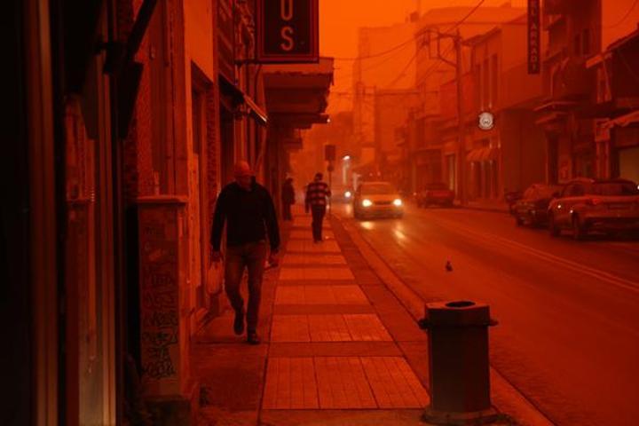 Yunanistan’da film sahnelerini aratmayan görüntü Gökyüzü kırmızıya büründü