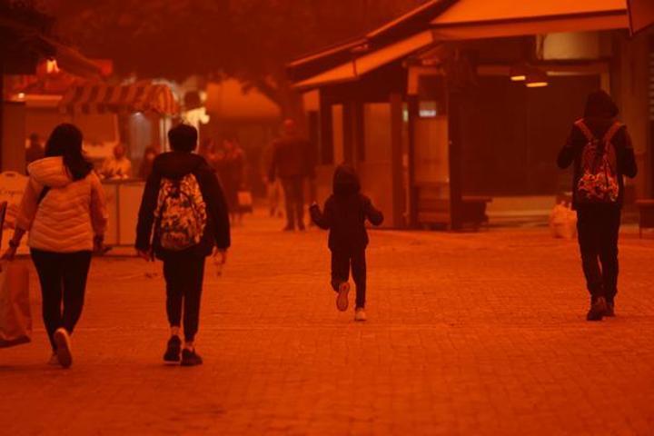 Yunanistan’da film sahnelerini aratmayan görüntü Gökyüzü kırmızıya büründü