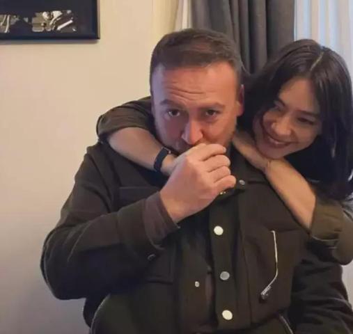Neslihan Atagül Abisi İlkay Atagül ile Verdiği Pozla Sanal Medyayı Salladı