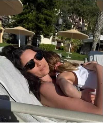 Pelin Akil ile Anıl Altan kızları için bir araya geldi ‘Siz büyüdükçe ben yeniden doğdum’