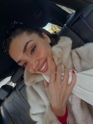Hande Erçel tarzıyla görenleri büyüledi Beğeni butonu çöktü: ‘Benim güzel kraliçem’