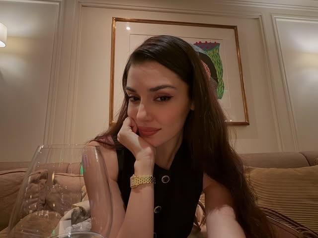 Hande Erçel tarzıyla görenleri büyüledi Beğeni butonu çöktü: ‘Benim güzel kraliçem’